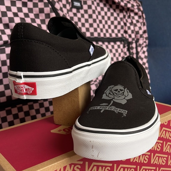 Vans Men’s Classic Slip-0n
Love You To Death Black/True Wht
VN0A5JMH6BT
Sneakers - Picture 12 of 16